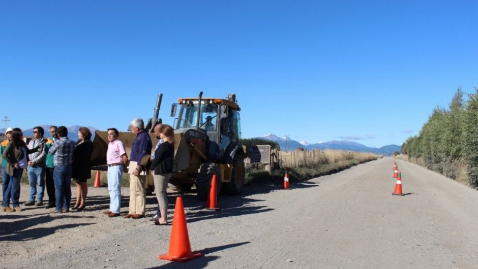 Autoridades se reúnen en el lugar de los arreglos. (Foto: Municipalidad de Coyhaique).