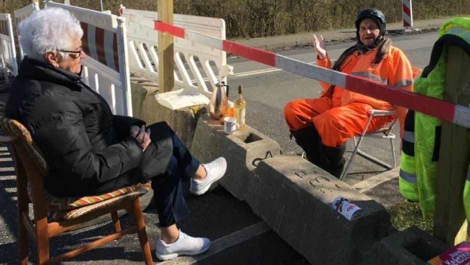 Igna Rasmussen y Karsten Tüchsen Hansen se sientan en la frontera de Dinamarca con Alemania para tener una cita. (Foto: Facebook de Henrik Frandsen).