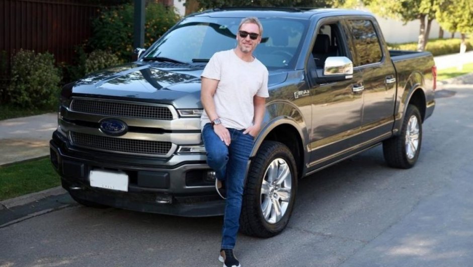 Martín Cárcamo junto a su camioneta, imagen que generó muchas críticas. (Foto: LUN).