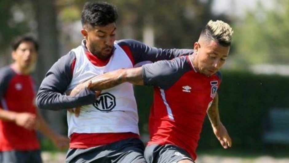 Nicolás Maturana disputndo el balón con Leonardo Valencia.