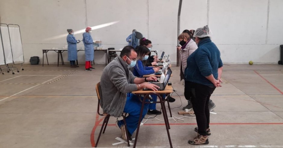 Toma de PCR a internas del Centro Penitenciaron Femenino de Talca (Foto: Gendarmería Maule)